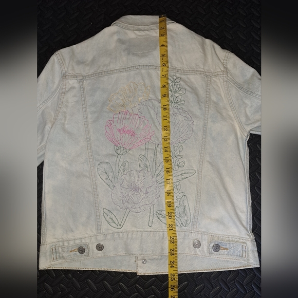 Floral embroidered levis denim jacket - Picture 9 of 12